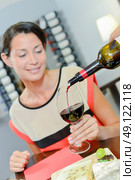 Woman in a wine bar. Стоковое фото, агентство Ingram Publishing / Фотобанк Лори