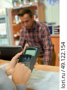 Customer entering code for card payment. Стоковое фото, агентство Ingram Publishing / Фотобанк Лори