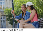 cheerful tourist female friends taking photos of themselves. Стоковое фото, агентство Ingram Publishing / Фотобанк Лори