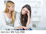 teen girl consoling her sad friend. Стоковое фото, агентство Ingram Publishing / Фотобанк Лори