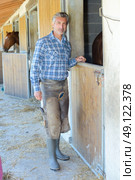 Farrier stood outside of stable. Стоковое фото, агентство Ingram Publishing / Фотобанк Лори