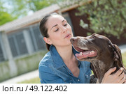 shelter keeper loves her residents. Стоковое фото, агентство Ingram Publishing / Фотобанк Лори