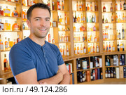 Portrait of man in alcohol store. Стоковое фото, агентство Ingram Publishing / Фотобанк Лори