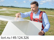 Man assembling glider. Стоковое фото, агентство Ingram Publishing / Фотобанк Лори