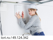 security consultant fitting burglar alarm sensor in room. Стоковое фото, агентство Ingram Publishing / Фотобанк Лори
