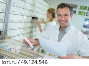 pharmacist presenting ranging medication. Стоковое фото, агентство Ingram Publishing / Фотобанк Лори