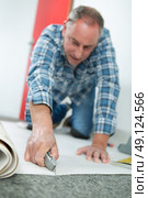 middle-age carpet fitter. Стоковое фото, агентство Ingram Publishing / Фотобанк Лори