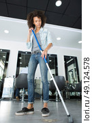 hairdresser mopping floor in a hair-salon. Стоковое фото, агентство Ingram Publishing / Фотобанк Лори