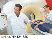 professional with patient and doctor using cat scan. Стоковое фото, агентство Ingram Publishing / Фотобанк Лори