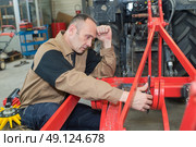 Agricultural mechanic looking stressed. Стоковое фото, агентство Ingram Publishing / Фотобанк Лори