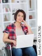 after devastating accident she works from home while recovering. Стоковое фото, агентство Ingram Publishing / Фотобанк Лори