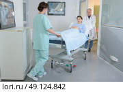 doctor and nurse translating a patient. Стоковое фото, агентство Ingram Publishing / Фотобанк Лори