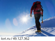 Extreme winter sports: climber at the top of a snowy peak in the Alps. Concepts: determination, success, brave. Стоковое фото, агентство Ingram Publishing / Фотобанк Лори