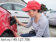 coachbuilding sudent working on car in repairshop yard. Стоковое фото, агентство Ingram Publishing / Фотобанк Лори