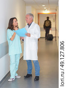 Hospital staff talking in corridor. Стоковое фото, агентство Ingram Publishing / Фотобанк Лори