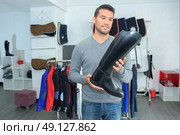 man in riding shop. Стоковое фото, агентство Ingram Publishing / Фотобанк Лори