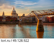 London St Paul Pauls cathedral sunset from Millennium bridge on Thames UK. Стоковое фото, агентство Ingram Publishing / Фотобанк Лори