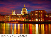 London St Paul Pauls cathedral from Millennium bridge on Thames UK. Стоковое фото, агентство Ingram Publishing / Фотобанк Лори
