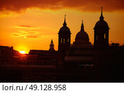 London Bridge sunset at Thames with St Paul Pauls Cathedral. Стоковое фото, агентство Ingram Publishing / Фотобанк Лори