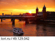 London sunset at Thames with St Paul Pauls Cathedral of England. Стоковое фото, агентство Ingram Publishing / Фотобанк Лори