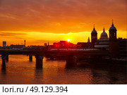 London sunset at Thames with St Paul Pauls Cathedral of England. Стоковое фото, агентство Ingram Publishing / Фотобанк Лори