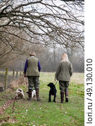 Pickers up walking thier dogs in a field during a shoot. Стоковое фото, агентство Ingram Publishing / Фотобанк Лори