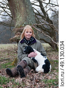 Portrait of a girl with her spaniel in the countryside. Стоковое фото, агентство Ingram Publishing / Фотобанк Лори