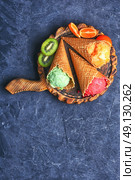 Summer ice cream with fruit. Стоковое фото, агентство Ingram Publishing / Фотобанк Лори