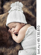 Cute newborn child sleeping on the fur. Стоковое фото, агентство Ingram Publishing / Фотобанк Лори