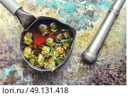 medicinal hops cones. Iron dipper with medicinal decoction of hop cones. Стоковое фото, агентство Ingram Publishing / Фотобанк Лори