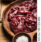 Raw chicken liver in wooden dish with spoon of salt. Стоковое фото, агентство Ingram Publishing / Фотобанк Лори