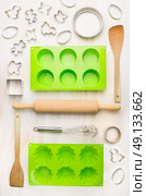 cake mould and tools for muffin, Cupcake and cookie bake  on white wooden background, top view. Стоковое фото, агентство Ingram Publishing / Фотобанк Лори