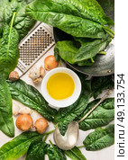 spinach cooking ingredients: onion,oil, nutmeg and garlic, top view, close up. Стоковое фото, агентство Ingram Publishing / Фотобанк Лори