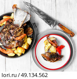 Roast mutton in the pan. Стоковое фото, агентство Ingram Publishing / Фотобанк Лори