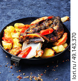Roast lamb in the pan. Mutton meat cooked in pan with potatoes and pepper. Стоковое фото, агентство Ingram Publishing / Фотобанк Лори