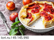 Orange cake with mint. Cut into a delicious pie stuffed with oranges and grapefruits. Стоковое фото, агентство Ingram Publishing / Фотобанк Лори