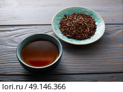 kukicha tea served in bowl on wooden table board. Стоковое фото, агентство Ingram Publishing / Фотобанк Лори