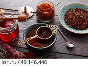 kukicha tea served in bowl on wooden table board. Стоковое фото, агентство Ingram Publishing / Фотобанк Лори