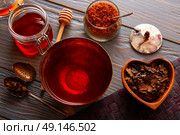 Bancha tea served in golden bowl on wooden table board. Стоковое фото, агентство Ingram Publishing / Фотобанк Лори