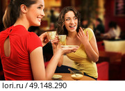 Pretty, young friends on the coffee break in the shopping mall. Стоковое фото, агентство Ingram Publishing / Фотобанк Лори