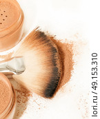 Face powder and brush on white background. Стоковое фото, агентство Ingram Publishing / Фотобанк Лори