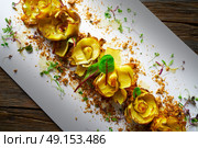 Artichoke roses with truffle and honey vinaigrette. Стоковое фото, агентство Ingram Publishing / Фотобанк Лори