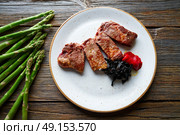 Grilled beef tenderloin with piquillo peppers and caramelized shallots. Стоковое фото, агентство Ingram Publishing / Фотобанк Лори