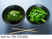 Edamame fresh soya beans soybeans and Algae salad with cucumber Asian starters. Стоковое фото, агентство Ingram Publishing / Фотобанк Лори