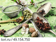 Herbs and spices for spring tonic tea. ginger,cinnamon and spices for an invigorating for the masala tea. Стоковое фото, агентство Ingram Publishing / Фотобанк Лори