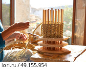 Esparto halfah grass crafts craftsman hands working. Стоковое фото, агентство Ingram Publishing / Фотобанк Лори