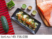 Wakame algae salad with salmon wasabi sesame and sprouts. Стоковое фото, агентство Ingram Publishing / Фотобанк Лори