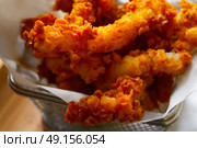 Fried breaded squid and curry sauce and lime recipe. Стоковое фото, агентство Ingram Publishing / Фотобанк Лори