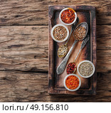 set of Indian spices peppers. peppercorns in spoon and the mortar on vintage wooden board. Стоковое фото, агентство Ingram Publishing / Фотобанк Лори