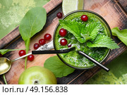 Freshly spinach smoothie. Blended green smoothie drink with spinach and. Стоковое фото, агентство Ingram Publishing / Фотобанк Лори